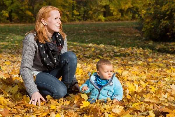 Indian summer: Young woman with her baby in autumn. Family conce — Stock Photo, Image