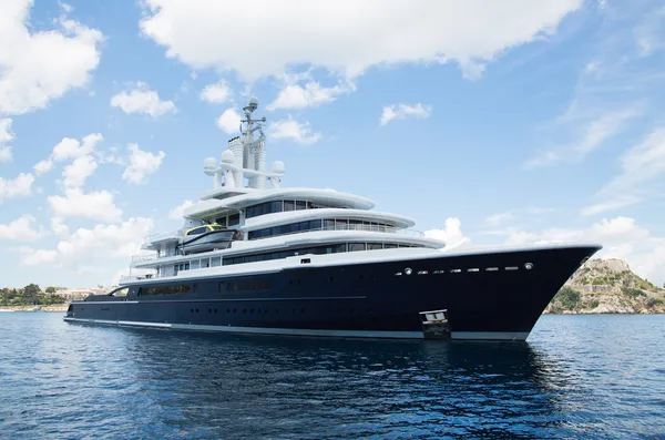 Gigantesque méga yacht de luxe avec atterrissage en hélicoptère — Photo