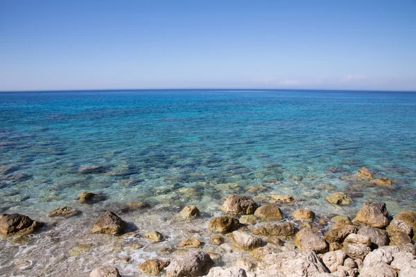 Morze Śródziemne w Grecji: tle ocean z wybrzeża, woda — Zdjęcie stockowe