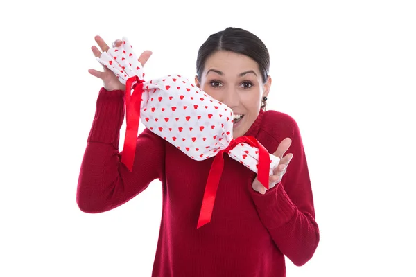 Isoliert lustig lächelnde junge Frau hält ein Geschenk mit roten er — Stockfoto