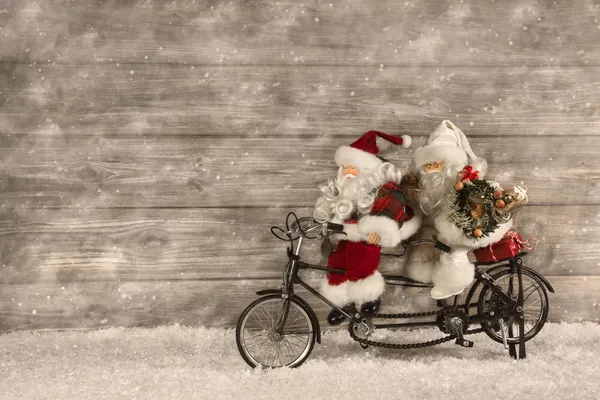 Twee santa claus in haast voor het kopen van kerstcadeautjes ingericht — Stockfoto