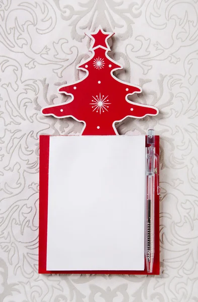Lista de deseos de Navidad: almohadilla blanca y roja con un árbol . —  Fotos de Stock