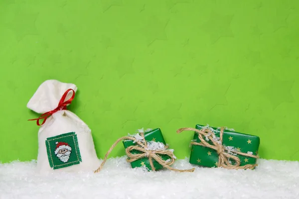 Weihnachtsgeschenke auf schneebedecktem Hintergrund. Idee für einen Weihnachtsgutschein — Stockfoto