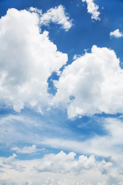 Blauwe hemelachtergrond met witte wolken in de zomer. Stockfoto