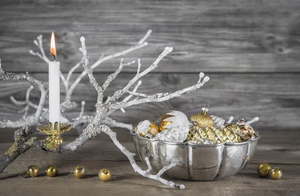 Vintage or shabby chic christmas background with one burning can — Stock Photo, Image