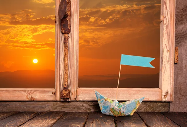 Romantický západ slunce: pohled z okna. pozadí s lodí fo — Stock fotografie