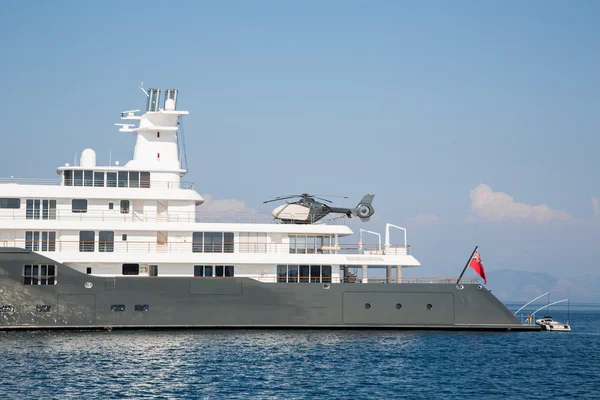 Gigantesco grande lusso mega o super yacht a motore. Investimenti per mi — Foto Stock