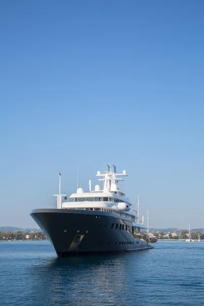 Гигантская большая роскошная мега или супер моторная яхта. Инвестиции для ми — стоковое фото