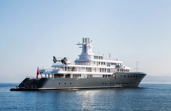 Gigantesque méga ou super yacht à moteur de luxe. Investissement pour mi — Photo