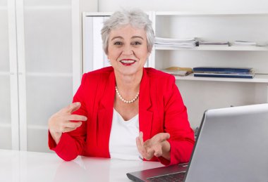 çekici büyük gülümseyen kıdemli işkadını biz masa başında oturan