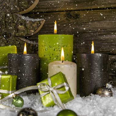 Dekorasyon: dört yeşil ve kahverengi yanan advent mum bedeni için