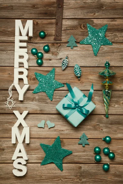 Feliz Navidad saludos de cartas de madera. Decoración de Navidad en —  Fotos de Stock