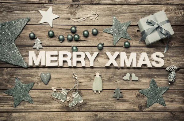 Merry xmas: christmas gratulationskort med blå och vita dekorati — Stockfoto
