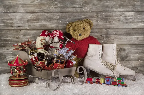 Alte Kinderspielzeuge auf Holzgrund für Weihnachtsdekoration. — Stockfoto