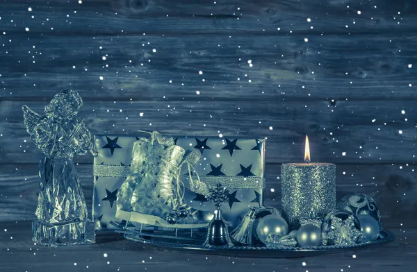 Décoration de Noël bleu foncé avec bougie et cadeaux sur bois — Photo