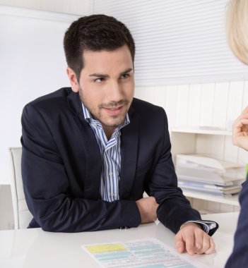 bir toplantı ile boş bir tablo açıklaman üzerinde oturan Danışmanı