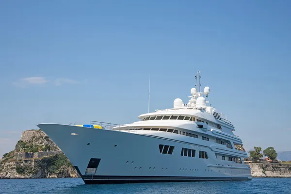 Lyx stor super eller mega motoryacht i det blå havet. — Stockfoto