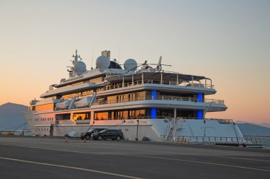 gün batımı: büyük super veya mega motor yat akşam.