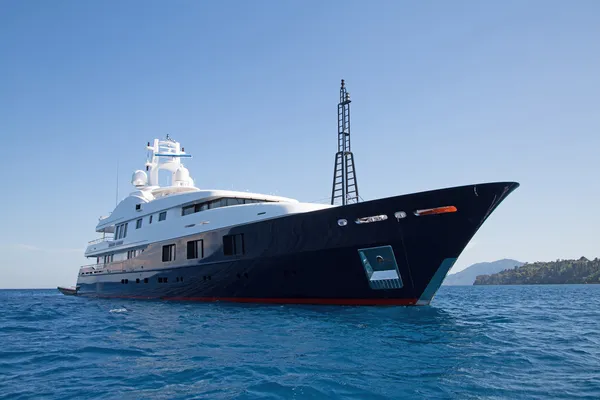 Grande super o mega yacht a motore di lusso nel mare blu . — Foto Stock