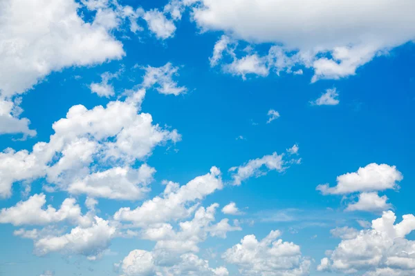 Glücklicher Tag: blauer Himmel mit Sonne und Wolken als Hintergrund. — Stockfoto