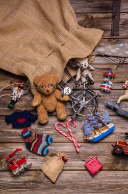 Hediyeler ve hediyeler Noel Baba'nın kesesinin: eski ahşap antika oyuncaklar için c