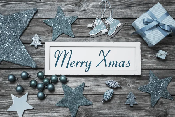 Cartão de felicitações Feliz Natal com sinal de madeira branco e azul turquesa — Fotografia de Stock