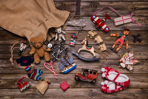 Recuerdos de Navidad en la infancia: juguetes viejos y de hojalata sobre respaldo de madera — Foto de Stock