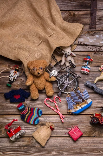 礼品和礼物的圣诞老人的囊： 旧的木头古董玩具 c — 图库照片