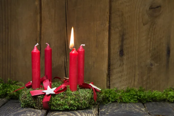 Corona de Adviento o Navidad con cuatro velas de cera roja. — Foto de Stock