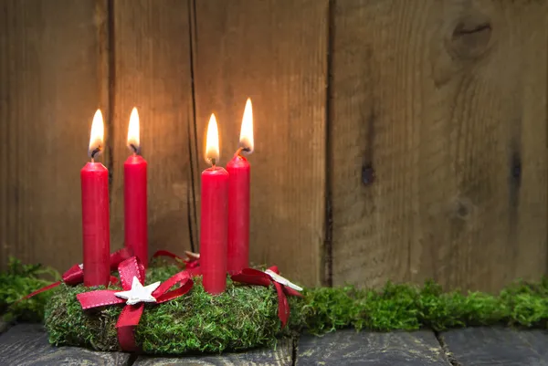 Advento ou grinalda de Natal com quatro velas de cera vermelha. — Fotografia de Stock