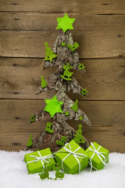 Árbol hecho a mano de madera con regalos verdes para Navidad . — Foto de Stock