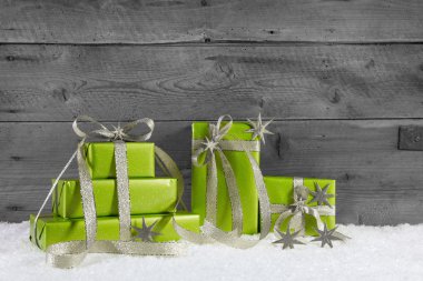 eski püskü gri arka plan üzerinde Noel için yeşil hediye kutuları.