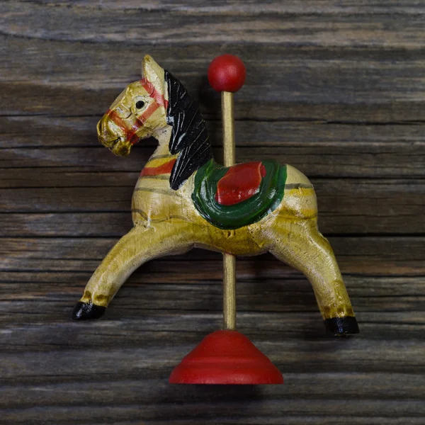 Antiguo caballo balancín rojo y verde de madera para decoraciones navideñas — Foto de Stock