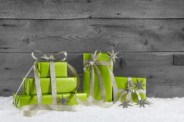 Caixas de presente verde para o Natal em fundo cinza gasto . — Fotografia de Stock