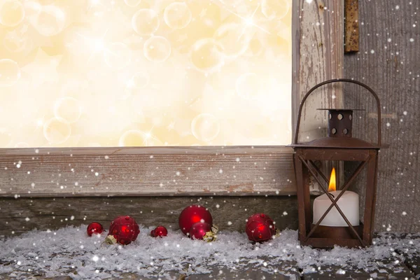 Kerstmis houten achtergrond met een oude rustieke latern. — Stockfoto