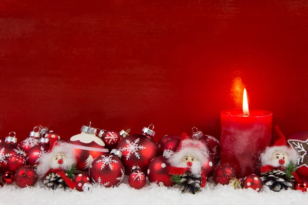 Bougie de Noël rouge avec boules et lutin sur fond en bois . — Photo