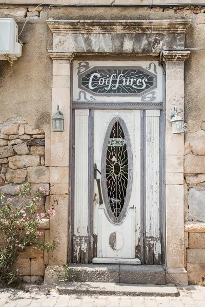 Vecchia porta in legno rovinata di una casa distrutta con il nome di caffè — Foto Stock