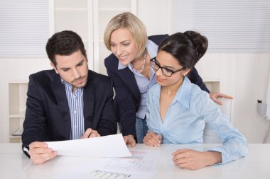 Grup tablo konuşmayı pansiyonda oturan bir profesyonel iş takım