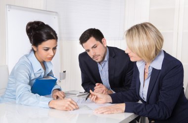 Grup tablo konuşmayı pansiyonda oturan bir profesyonel iş takım