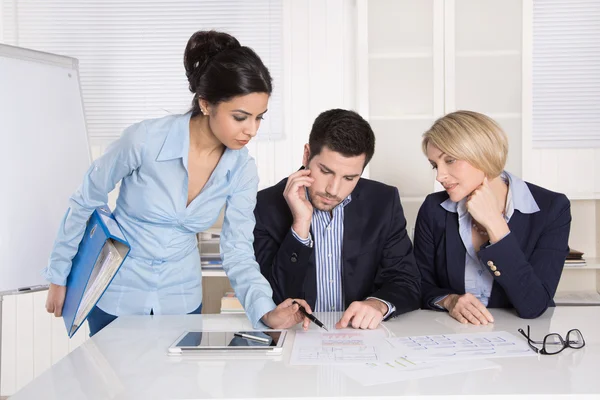 Éxito del equipo empresarial masculino y femenino en la oficina . — Foto de Stock