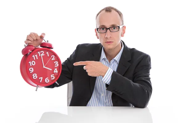 Un uomo d'affari stressato e isolato che indica l'orologio. 4 in punto dopo — Foto Stock