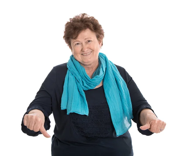 Divertido aislado señora mayor en azul haciendo pulgares hacia abajo gesto . — Foto de Stock