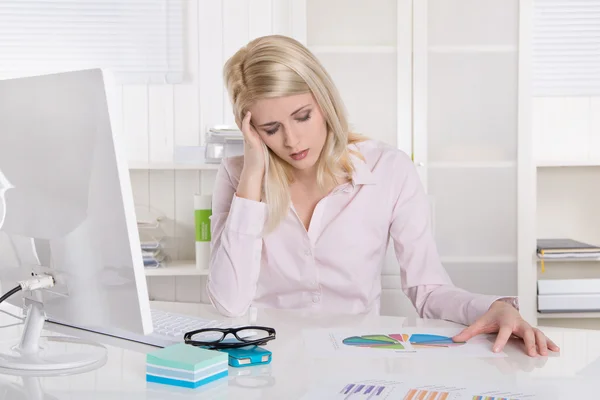 Joven empresaria deprimida y frustrada sentada en el escritorio ingenio —  Fotos de Stock