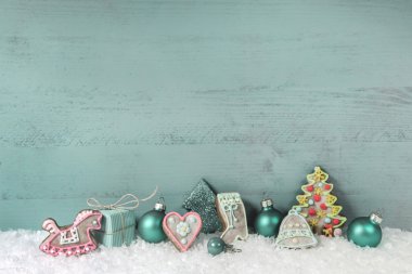 Turkuaz ahşap backgrou üzerinde yapılan shabby chic Noel dekorasyonu