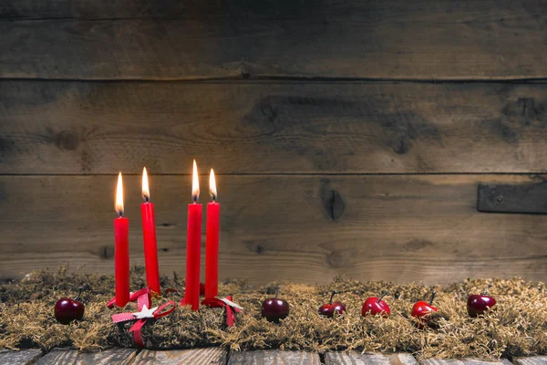 Avent ou couronne de Noël avec quatre bougies de cire rouge. — Photo