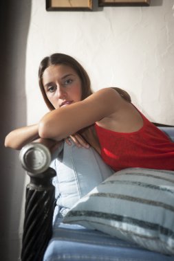 kanepede yatan genç kadın