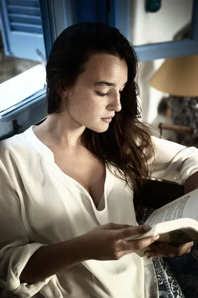 Jonge vrouw lezen boek — Stockfoto