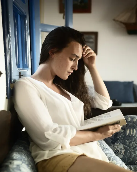 Jovem mulher leitura livro — Fotografia de Stock