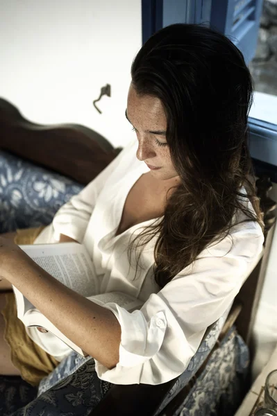 Mujer joven leyendo libro —  Fotos de Stock