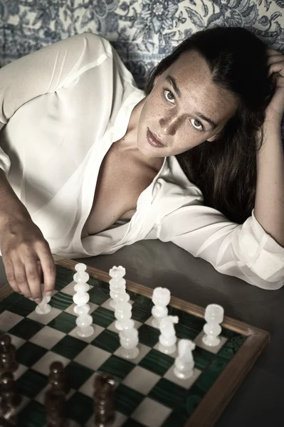 Jovem morena jogando xadrez — Fotografia de Stock